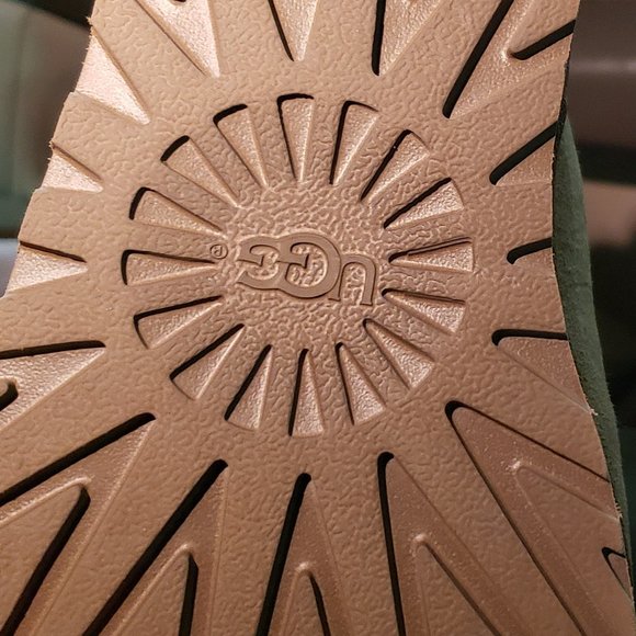 Ugg Bailey Button Triplet - Picture 3 of 3